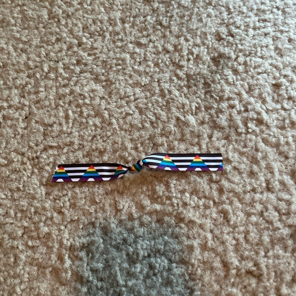 Pride ally bows.. you can put them in your hair, attach to backpack, purse ext.